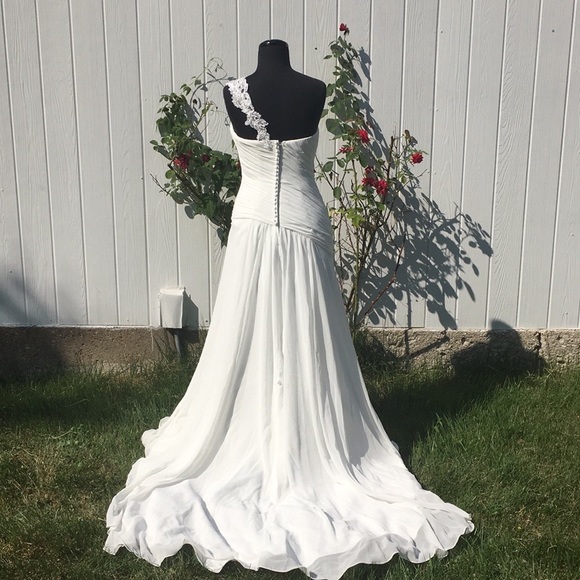 David's Bridal Wedding Dress, V3398, Size 4 - Picture 1 of 10
